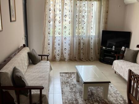 Një apartament 1+1 jepet me qera pas bar artistit, Astir.