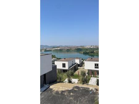 Shitet Apartament 2+1+2+Post Parkimi, Lakeside Residence, Liqeni i Farkes