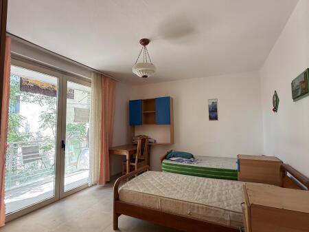 Një apartament 3+1 jepet me qira tek Mozaiku i Tiranes.