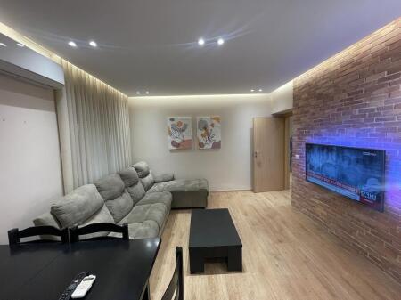 Apartament 2+1 me qira – Rruga Petronini Luarasi, Shkolla e Baletit