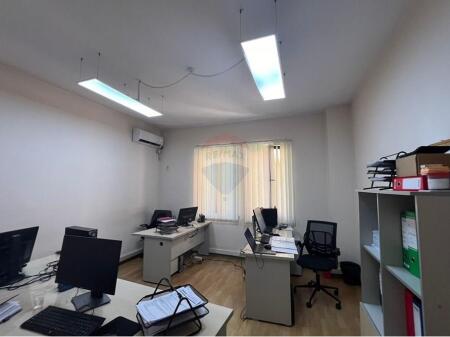 OBJECT FOR OFFICES IN THE PARIS COMMUNITY