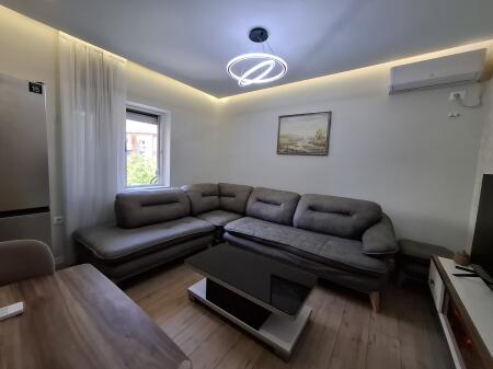 In Affitto: Appartamento 1+1 con Balcone (📍Xhamllik – Di fronte al Neptun) - 3° Piano – 60m² || €520/mese