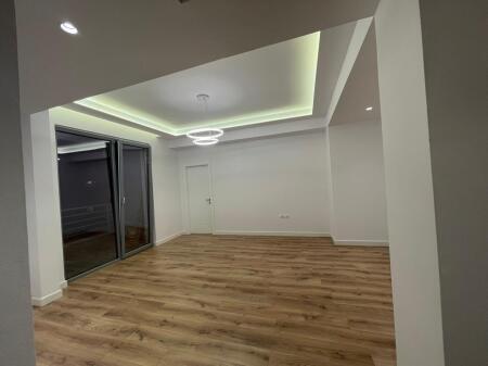 Shitet apartament 2+1 tek qendra globe, rruga Kavajës