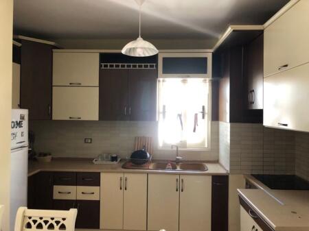 Një apartament 1+1 jepet me qera tek rrethrrotullimi selites.