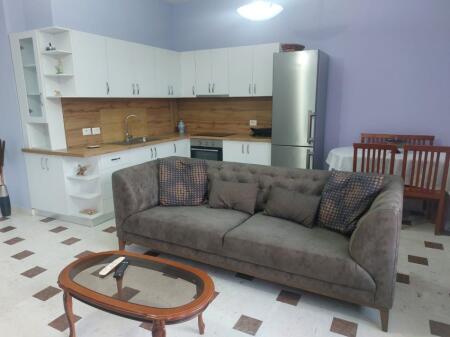 Një apartament 3+1 jepet me qera tek Pazari Ri