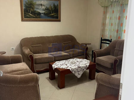 Një apartament 1+1 jepet me qera në një shtëpi private në Kodra e Priftit.