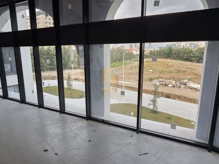 Qira, Ambient Biznesi Open Space +2 WC + Verandë, River Residence, i diskutueshëm