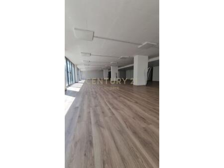 OCCASION! COMMERCIAL SPACE FOR SALE 550m2 ON DIBRA STREET, NEAR THE MINISTRY OF DEFENSE!