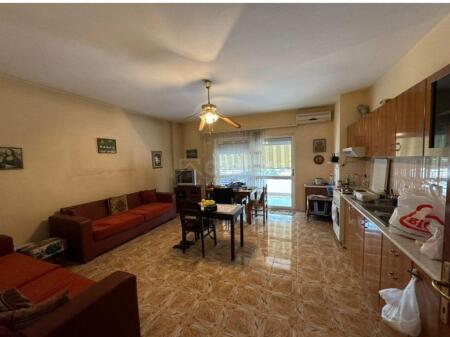 Një apartament 1+1 jepet me qera, rruga Myslym Shyri.