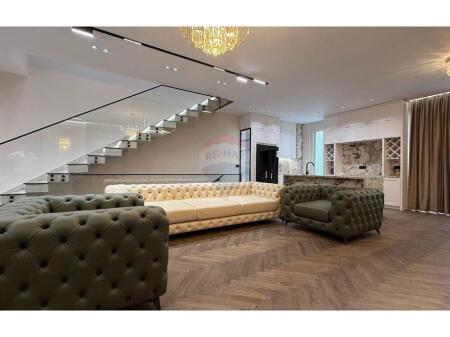 Apartament 2+1 me post parkimi për qira në Kompleksin Kaimi. Apartamenti organizohet në një ambient ndenjeje dhe gatimi, dy dhoma gjumi, një tualet dhe një ballkon. Apartamenti është totalisht i mobiluar, me mobilim të ri dhe nuk është banuar më parë. Për më shumë informacion na kontaktoni!