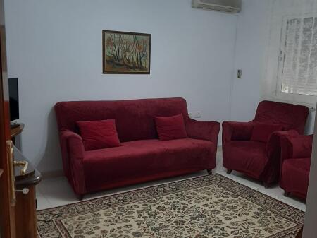 Në zonën e Bllokut, pranë Bankës Credins, jepet me qera apartament 2+1, i mobiluar.
