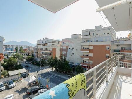 Apartament 1+1 për shitje tek Kristal Center!
