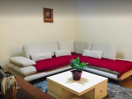 Ne zonen e Alliasit, prane Market Aldi, jepet me qera apartament 1+1, i mobiluar.