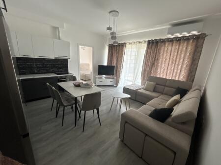 Tiranë, pas Emerald Center, te tregu, jap me qera apartament 2+1 me ballkon, kati 3, 80 m².