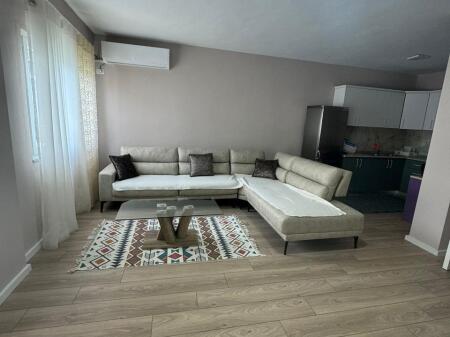 Ne zonen e Freskut,prane Deges se Thesarit jepet me qera apartament 2+1,i mobiluar.