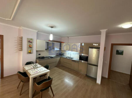 Affittasi appartamento 2+1+2 in Via Elbasanit