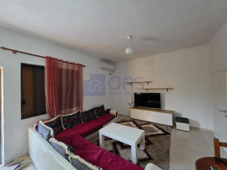 Appartamento 2+1 disponibile in affitto in una casa privata a Yzberisht.
