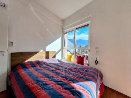 (Senza agenzia - 0 commissioni) Appartamento 2+1+2+balcone con vista su Dajti + 8 finestre esposte a nord-est-sud con ampi spazi + parcheggio opzionale.