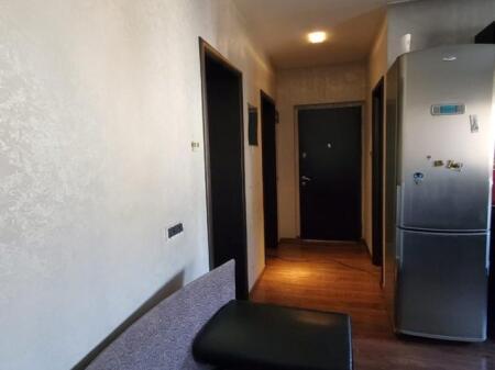 Jepet me qera apartament 2+1 ne Tirane, ne fillim te rruges Hoxha Tahsim.