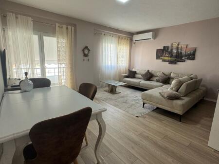 Jepet apartament 2+1 me qera tek Thesari i Shtetit, Fresk.