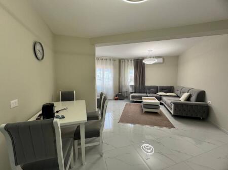 APARTAMENT 1+1 ME POST PARKIMI PËR QIRA PRANË PROKURORISË SË TIRANËS!
