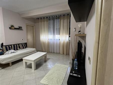 Një apartament 2+1 jepet me qera tek Sheshi Willson.