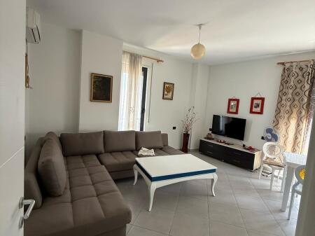 Një apartament 1+1 jepet me qera tek Amerikan 2, rruga Dibra.