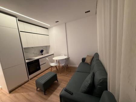 Apartament modern 1+1 me ballkon për qira në kompleksin "Delijorgji".
