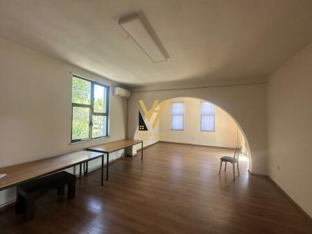 BUSINESS BUILDING OF 230M2 FOR RENT AFTER THE ECONOMIC FACULTY