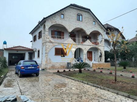 AFFITTASI VILLA A 3 PIANI A MEZEZ