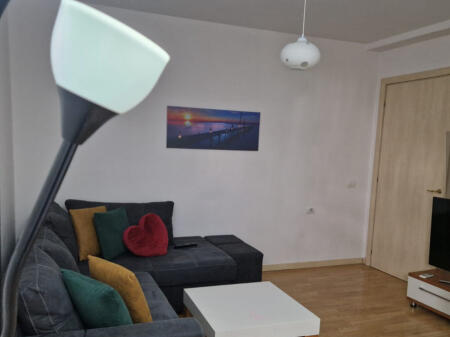 Një apartament 1+1 jepet me qera pranë Bankës Credins.