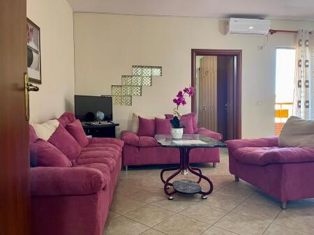 Apartament 1+1 me qera perballe Delijorgjit, pallati me shigjeta