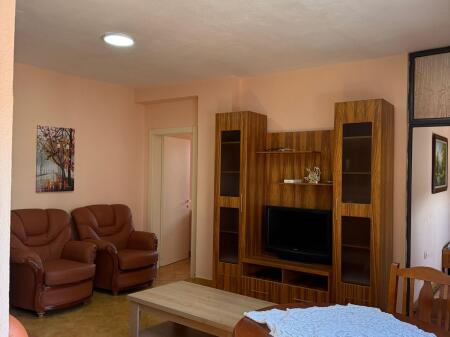 Një apartament 2+1 jepet me qera tek Komuna e Parisit, pranë EHW.