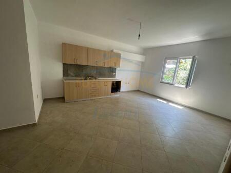 Shitet, Apartament 2+1, Ali Demi, Tiranë.