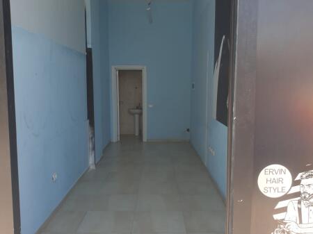 Një dyqan jepet me qera pran ish parkut, report tv (jo në rrugën kryesore) në kompleks.