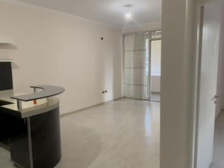 Jepet apartament 1+1 bosh me qira tek Kristal Center.