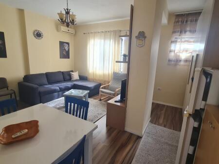 Në zonën e 21 dhjetorit, pranë ish-klubit Partizani, shitet garsoniere e mobiluar.