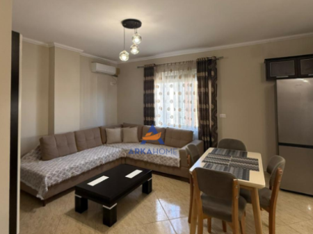 SHITET APARTAMENT 2+1 ME BALLKON TE WELLI, PRANË RRETHIT, UNAZA E RE