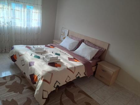 Një apartament 2+1 jepet me qera përballë Delijorgjit, rruga Irfan Tomini.