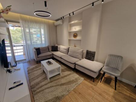 Jepet me qera apartament lluksoz 1+1 prane Rruges se Elbasanit!
