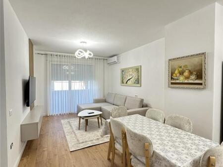 Rruga e Dibres, opposite the Ministry of Defense, a 2+1+2 furnished apartment is for rent.