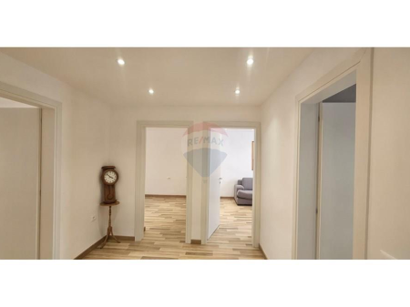 Office for rent in Xhamllik