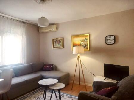 🏢Vicino all'Ambasciata Americana, Via Pjeter Budi, appartamento 1+1 in affitto, arredato.