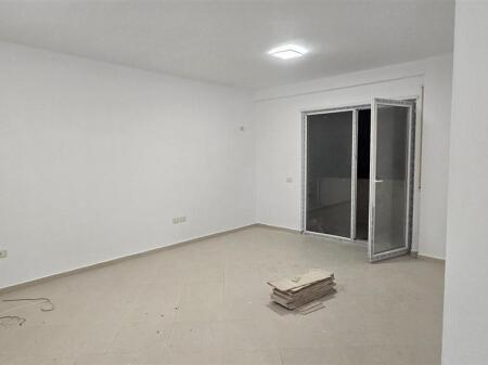 Shitet apartament 1+1 ne Fresk, rr Ramazan Gazheri, pallatet e Tom Doshit
