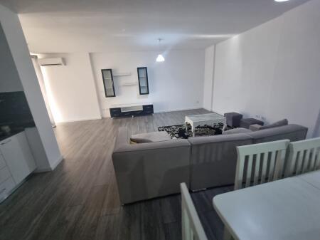 Një apartament jepet me qira 2+1 tek Globe