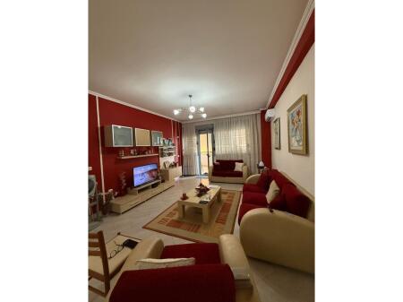 Shitet, Apartament 1+1+Verande, Rruga e Kavajës.