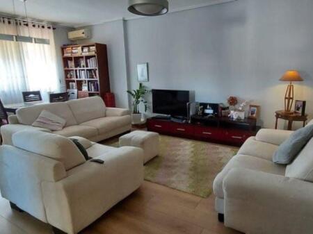 Jepet me qira apartament 2+1 tek Komuna e Parisit