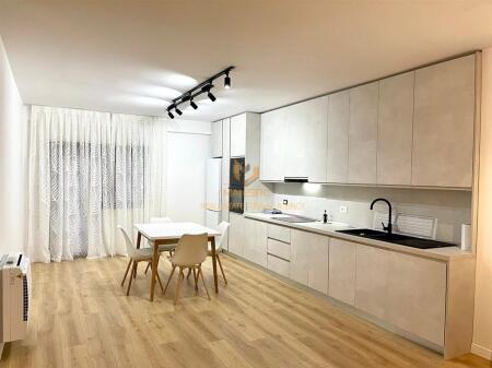 Apartament 2+1+2+depo+parkim me qira në Kopshtin Botanik tek kompleksi Fratari, Tiranë - 140 m²