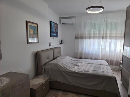 Jepet apartament 1+1 + parkim tek Rruga e Elbasanit!