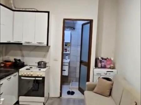 Në zonën e Rr.Barrikadave, pranë Kopshtit “Bucko”, jepet me qera apartament 1+1, i mobiluar.